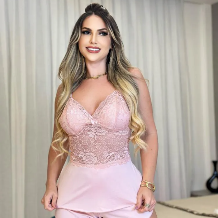 Baby doll feminino Andressa em microfibra e renda, lingerie confortável para dormir e usar em casa.